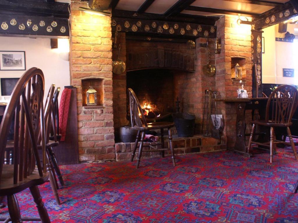 The Saracens Head Inn Амершем Екстер'єр фото